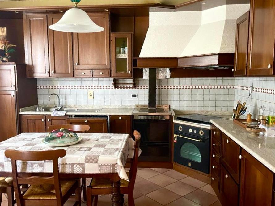 Spicchio Di Langa - Casa Indipendente Tra Le Vigne E Le Alpi Villa Belvedere Langhe Exterior photo